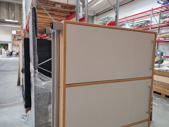 Kontorskab.  Måler ca. 167 x 42 x 127 cm.