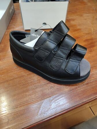 5 par ortopædiske sko/sandaler. 