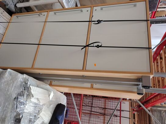 To kontorskabe.  Måler ca. 167 x 42 x 88 cm./stk.