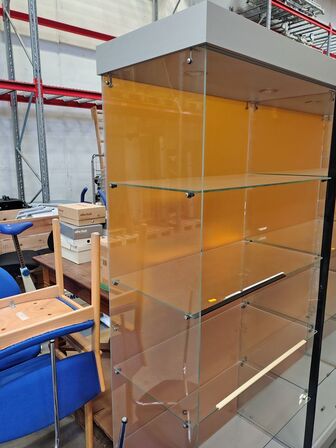 Glasmontre med hjul og lys.