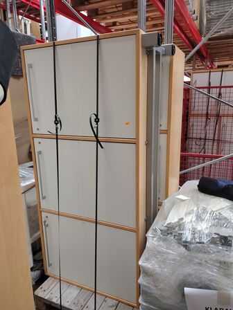 To kontorskabe.  Måler ca. 167 x 42 x 88 cm./stk.