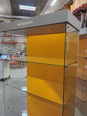 Glasmontre med hjul og lys.