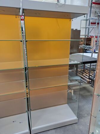 Glasmontre med hjul og lys.