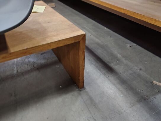 Bænk med tre sæder. 