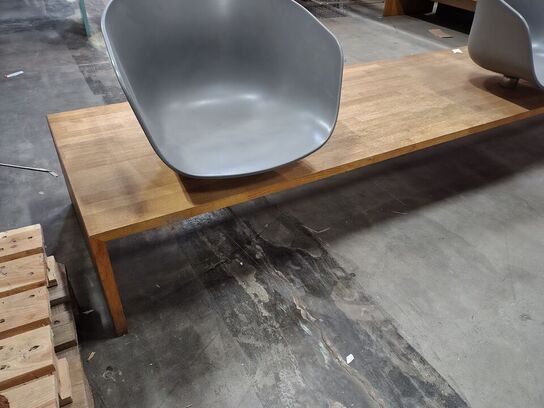 Bænk med tre sæder. 