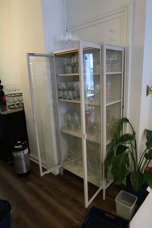 Vitrineskab uden indhold