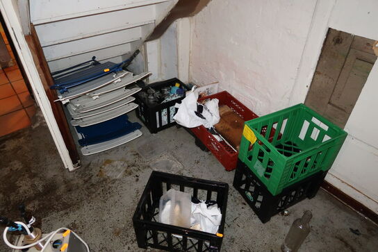 9 stk. klapstole, reol, samt div. Kasser