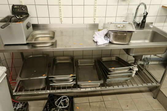 Rustfri stålbord uden indhold med vask og armatur