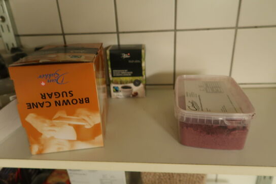 Div. Fødevarer bl.a. fond, olie, mel, sukker m.m.