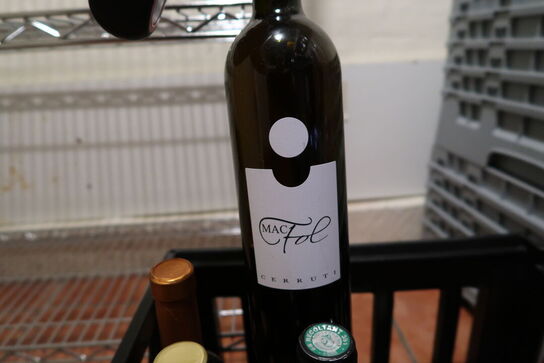 Kasse med 7 flasker div. Vin