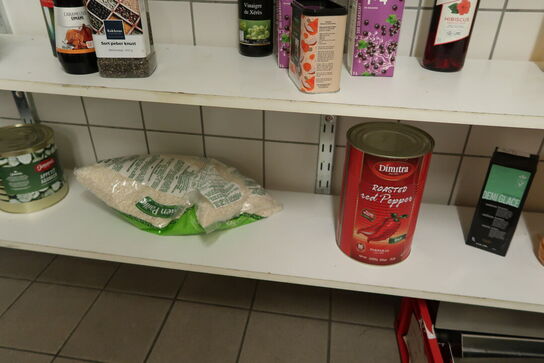 Div. Fødevarer bl.a. fond, olie, mel, sukker m.m.