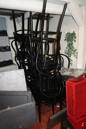 Div. Caféstole samt 10 stk. caféborde (bordben følger med)