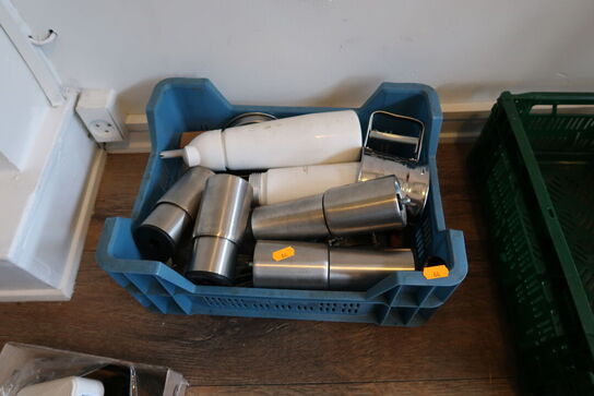 Kasse med div. Køkkenudstyr