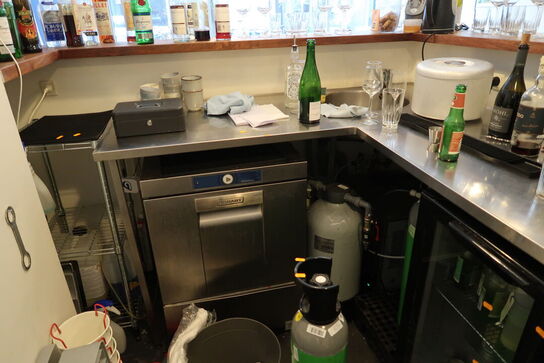 Rustfri stålbord uden indhold med vask og armatur