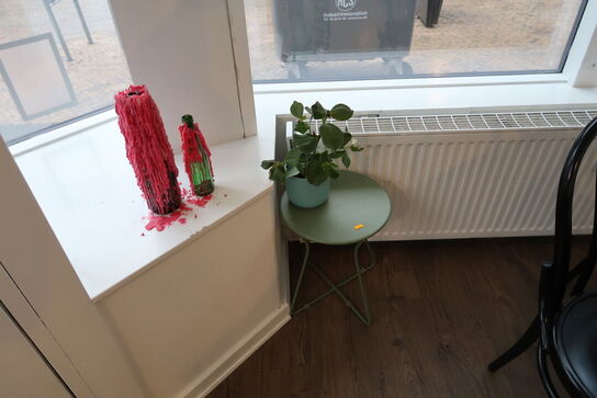 Div. Planter, hylde, plakat, sidebord, lanterner, lysestager m.m.