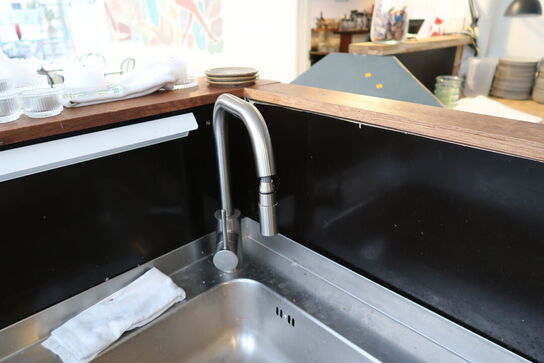 Rustfri stålbord med vask og armatur