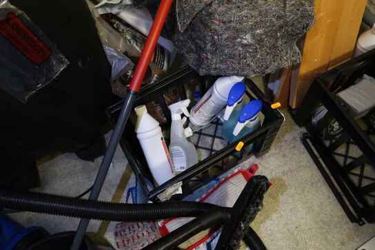 Div. Aftørringspapir, rengøringsmidler m.m.