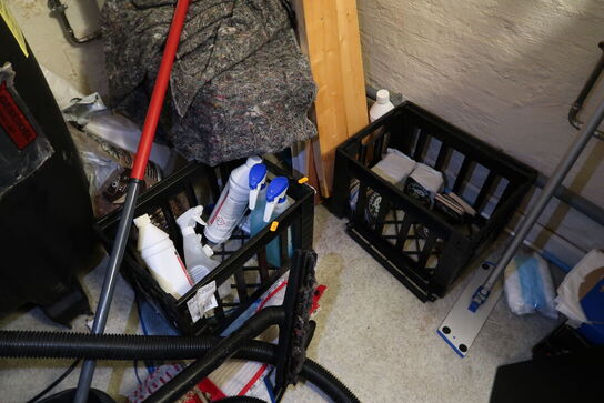 Div. Aftørringspapir, rengøringsmidler m.m.