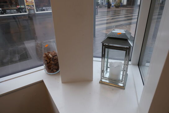 Div. Planter, hylde, plakat, sidebord, lanterner, lysestager m.m.