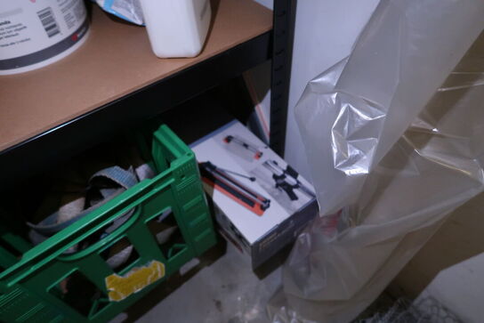 Reol med div. Maling m.m.