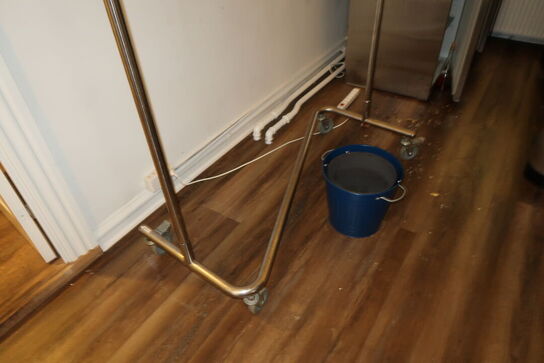 Tøjstativ med div. Bøjler