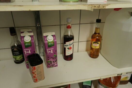 Div. Fødevarer bl.a. fond, olie, mel, sukker m.m.