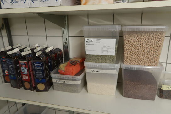 Div. Fødevarer bl.a. fond, olie, mel, sukker m.m.