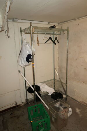 9 stk. klapstole, reol, samt div. Kasser