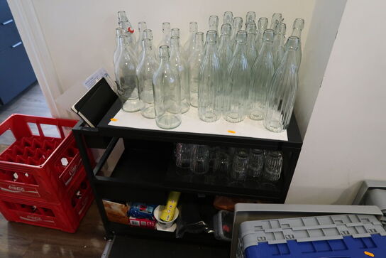 Opbevaringsvogn med div. Karafler, vandglas m.m.