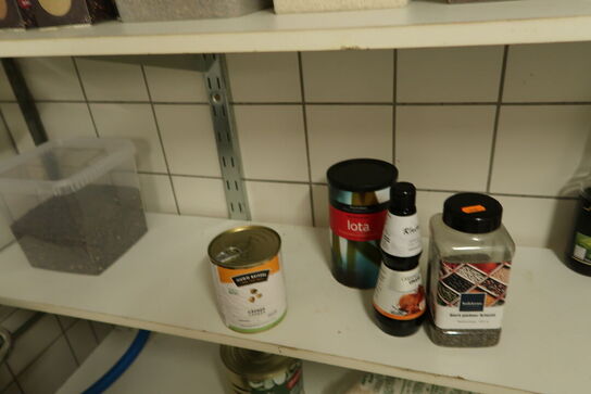 Div. Fødevarer bl.a. fond, olie, mel, sukker m.m.