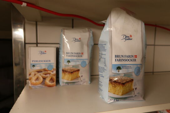 Div. Fødevarer bl.a. fond, olie, mel, sukker m.m.