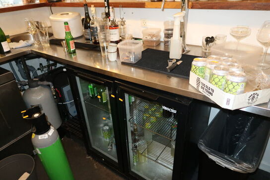 Rustfri stålbord uden indhold med vask og armatur