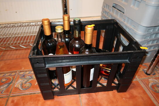 Kasse med 7 flasker div. Vin