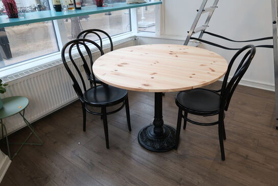 Cafébord med 3 stk. caféstole