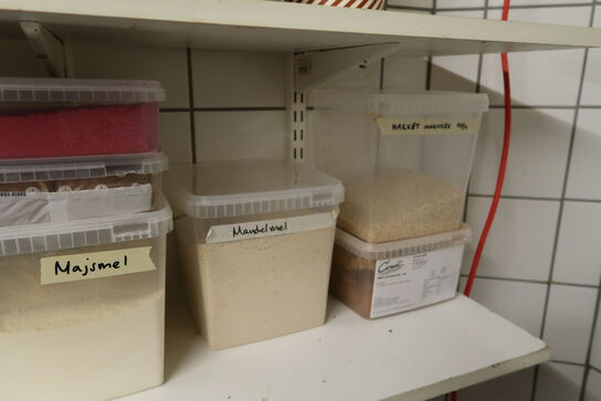 Div. Fødevarer bl.a. fond, olie, mel, sukker m.m.