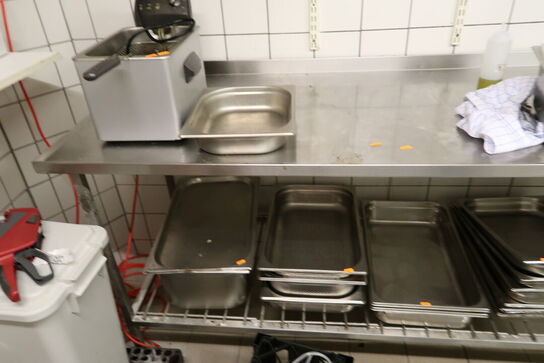 Rustfri stålbord uden indhold med vask og armatur