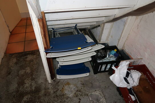 9 stk. klapstole, reol, samt div. Kasser