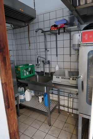 Rustfri stålbord med vask og armatur