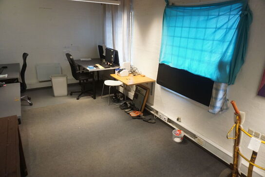 Indhold på kontor af 5 stk. borde, 2 stk. stole, m.v.