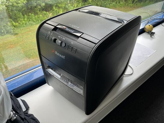 El. hæve/sænke skrivebord med kontorstol, makulator, skuffemondul og blæser