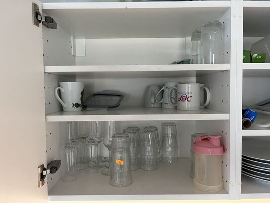 Tøm køkkenskabene for assorteret glas og service 