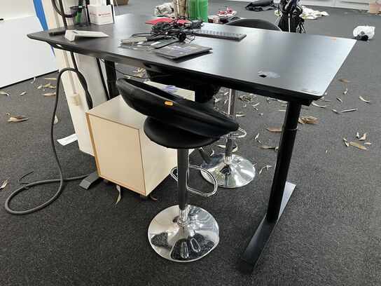 El. hæve/sænke skrivebord med 2 stk. stole, skuffemondul