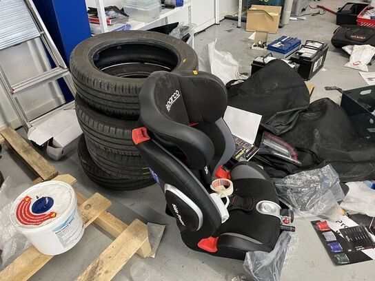 Tøm hjørnet, assortert auto dele, bord, reol m.m.