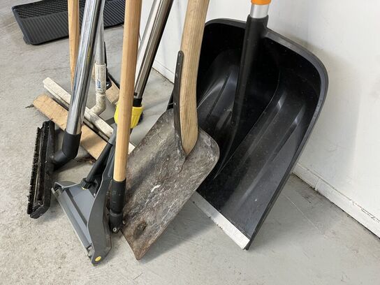 Blandet koste og sneskovl 