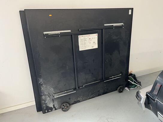 Bordtennisbord med bat og net