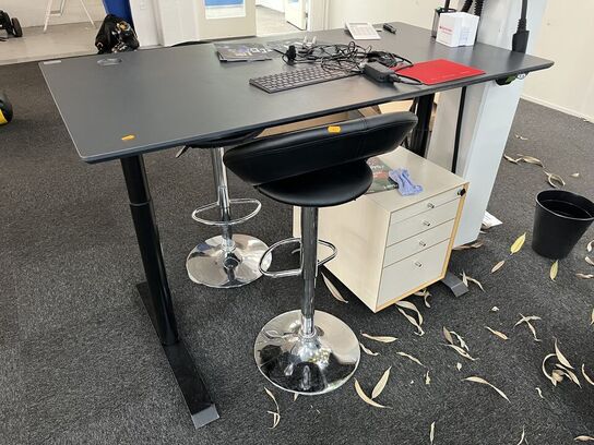 El. hæve/sænke skrivebord med 2 stk. stole, skuffemondul