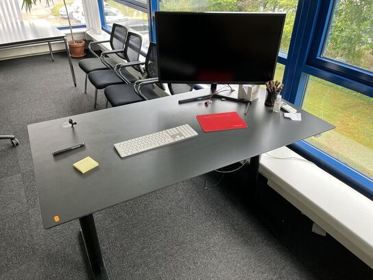 El. hæve/sænke skrivebord med skærm, printer og reoler, med indhold