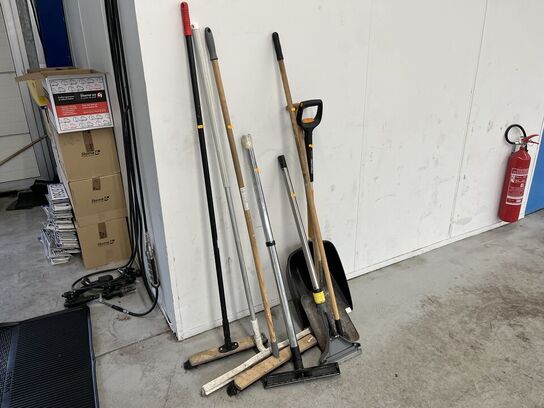 Blandet koste og sneskovl 