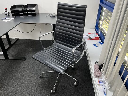 El. hæve/sænke skrivebord med kontorstol og skærm