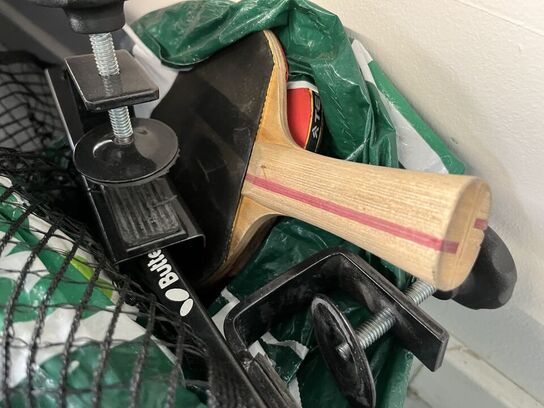 Bordtennisbord med bat og net